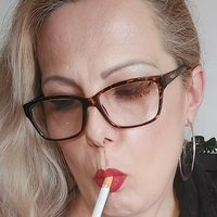 lady.smoker.queen Nude